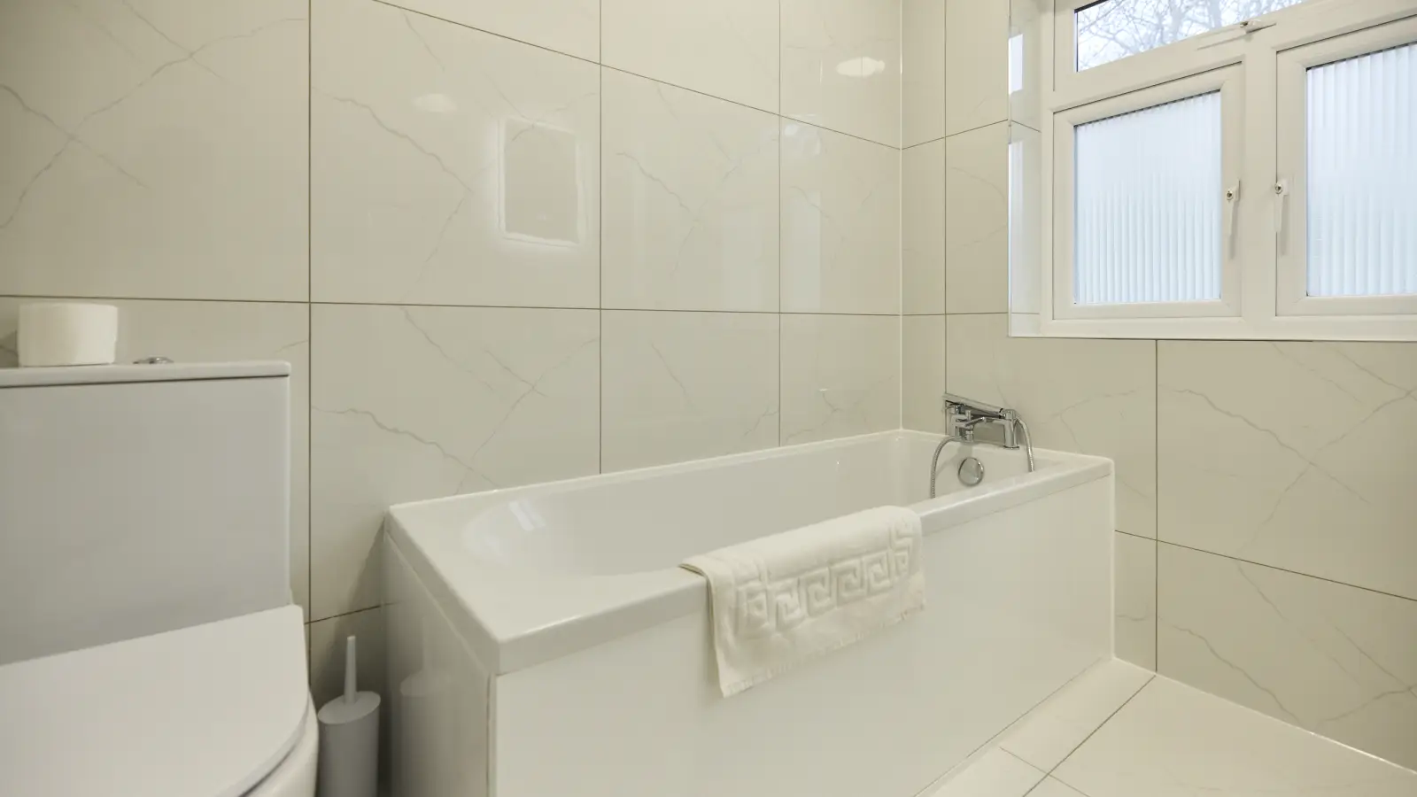 Flat Ravenswood Court in Greater London