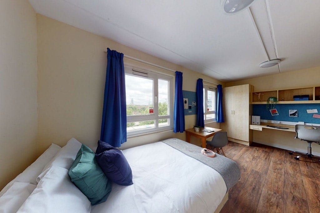 Room Creek Road in Greater London