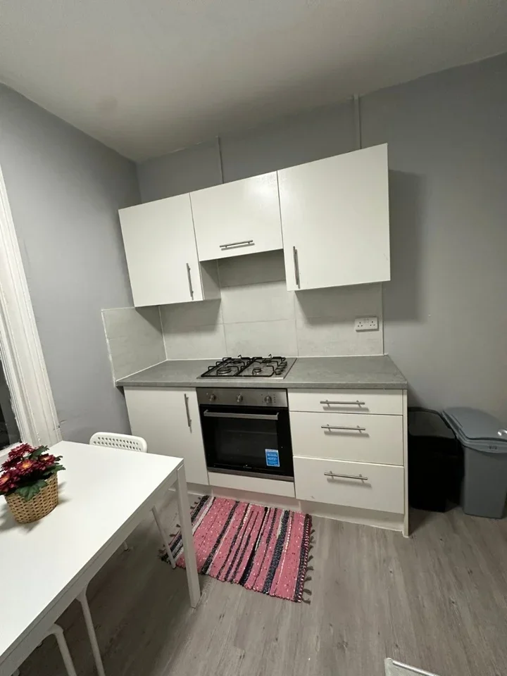 Room Earlsmead Road in Greater London