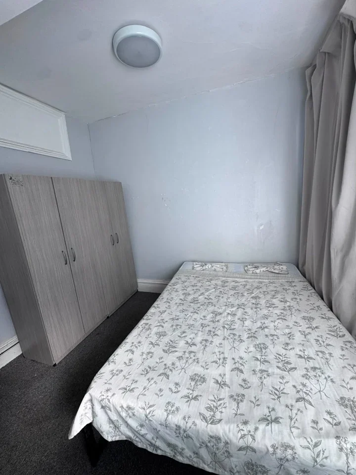 Room Earlsmead Road in Greater London