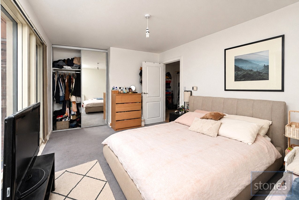 Flat Cook's Road in Greater London