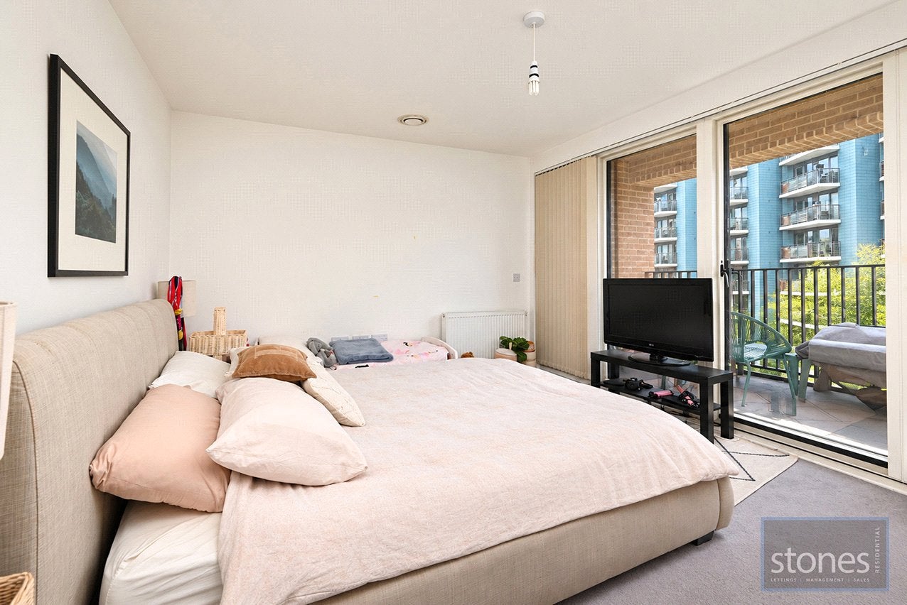 Flat Cook's Road in Greater London