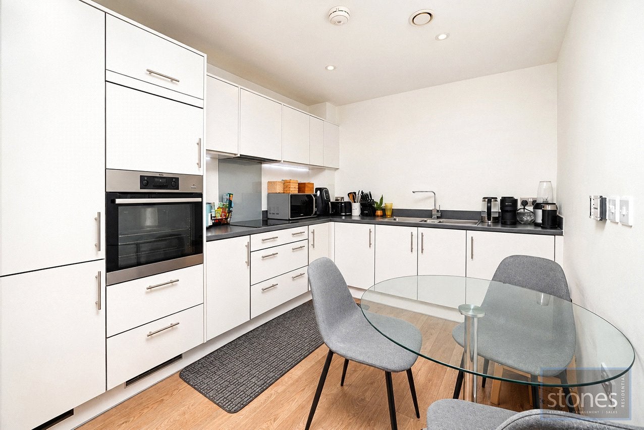 Flat Cook's Road in Greater London