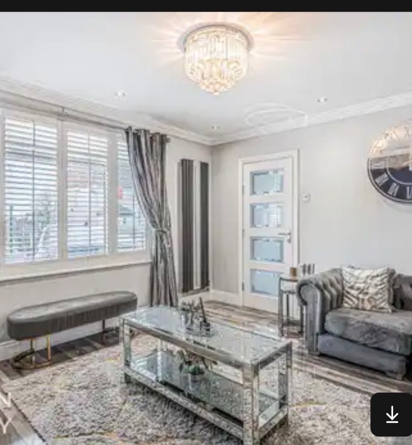 House Holt Way in Greater London