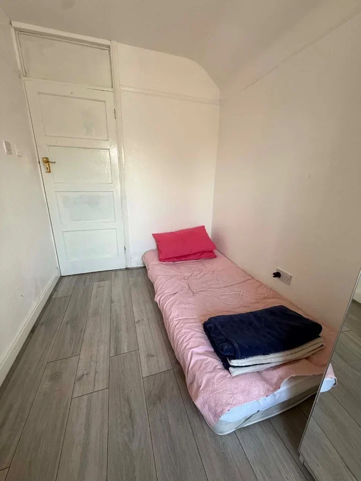Room Roding Road in Epping Forest