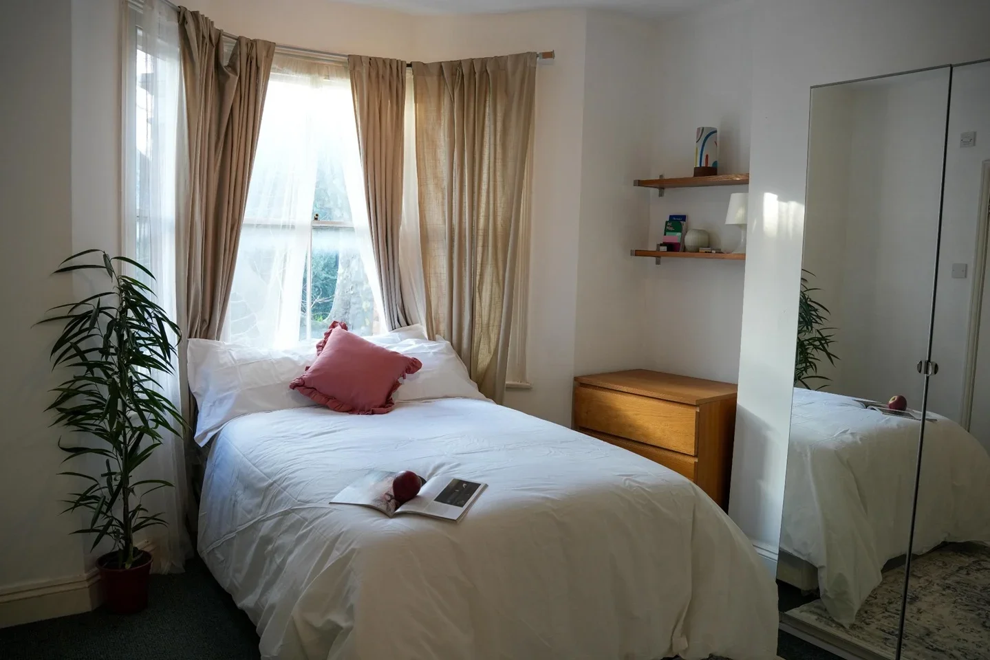 Room Bush Road in Greater London