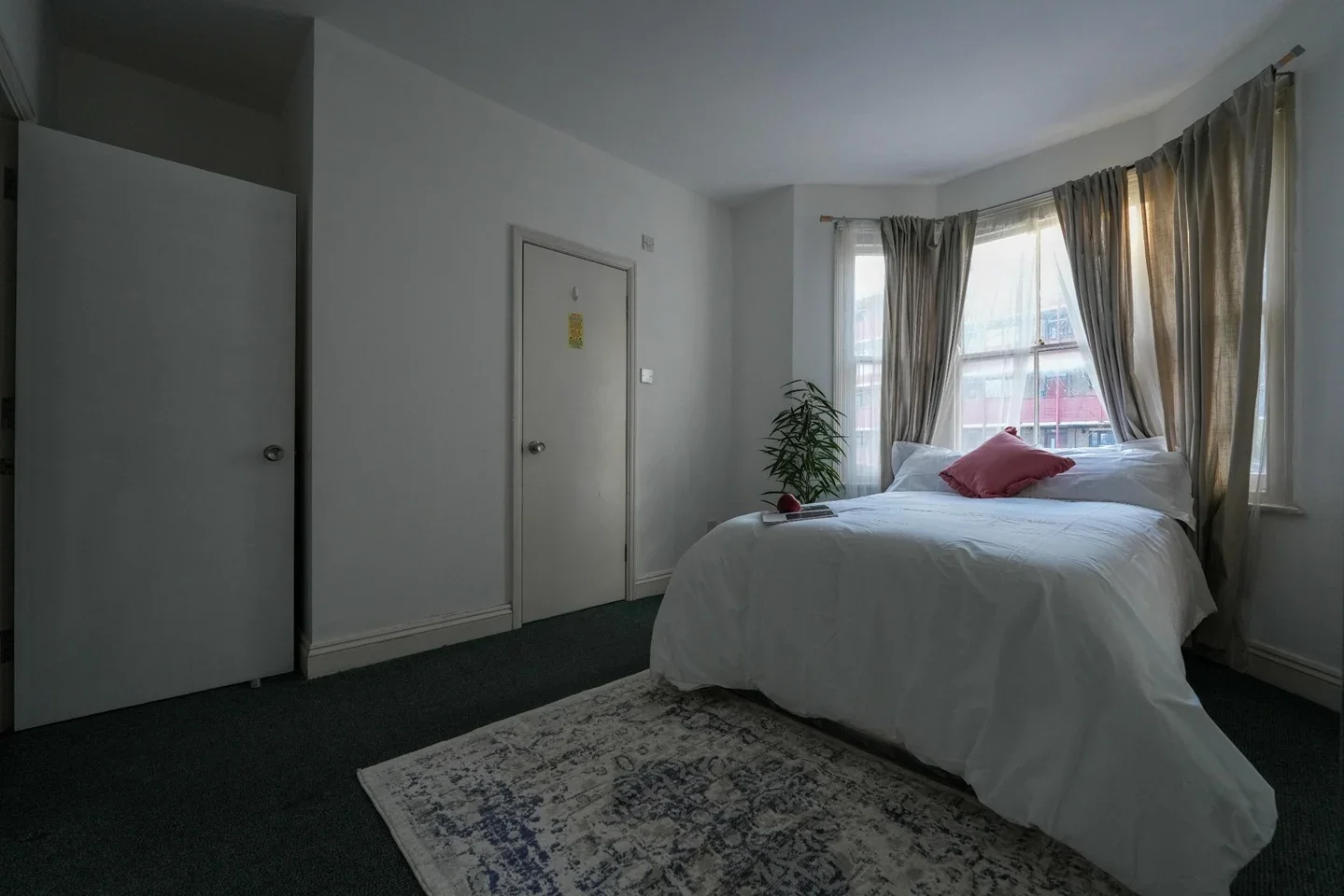 Room Bush Road in Greater London