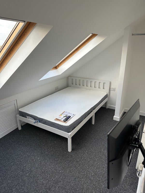 Room Dyrham Road in Bristol