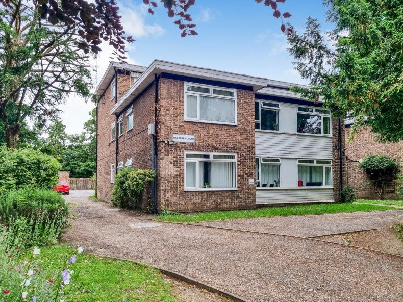 Flat Strawberry Hill Road in Greater London