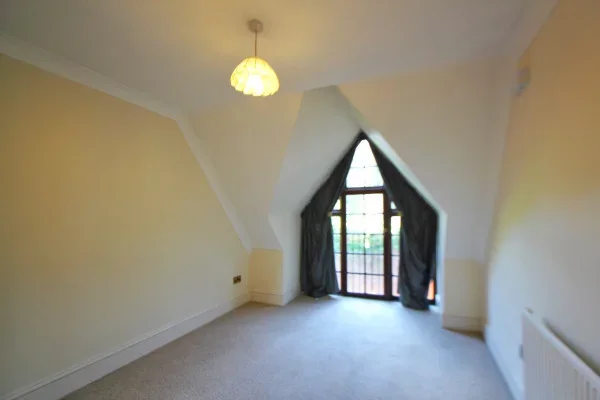 Flat Frithwood Avenue in London