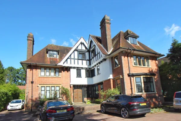 Flat Frithwood Avenue in London