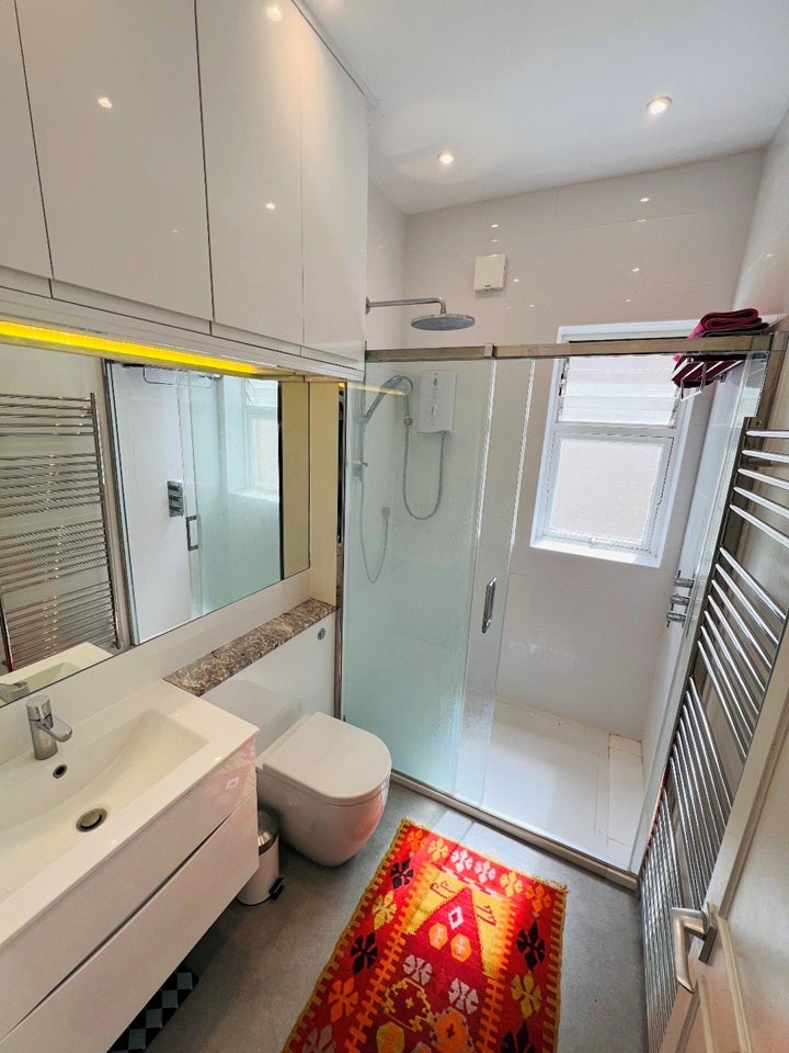 Flat Darlaston Road in Greater London