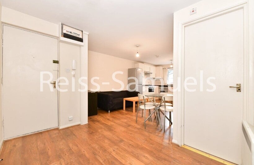 Flat Ambassador Square in Greater London
