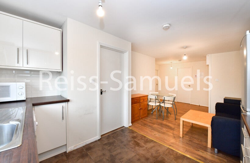 Flat Ambassador Square in Greater London
