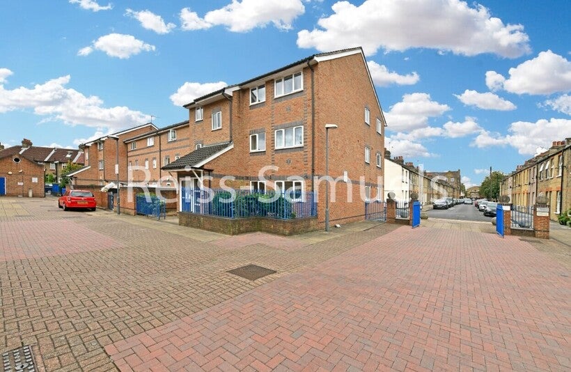Flat Ambassador Square in Greater London