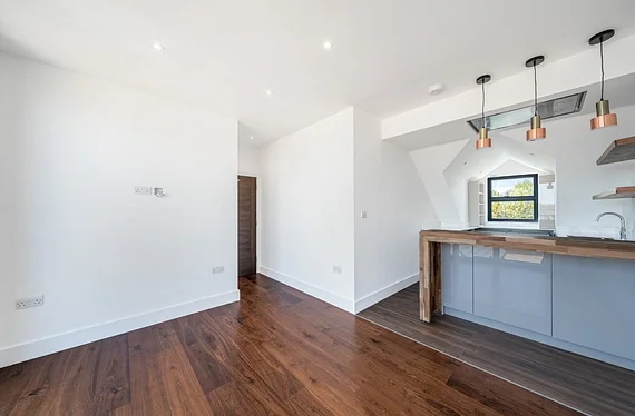 Flat Burntwood Lane in Greater London