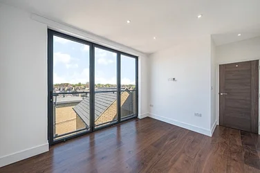 Flat Burntwood Lane in Greater London