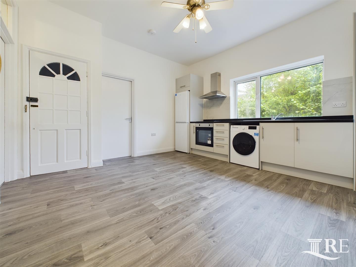 Flat Connaught Road in Greater London