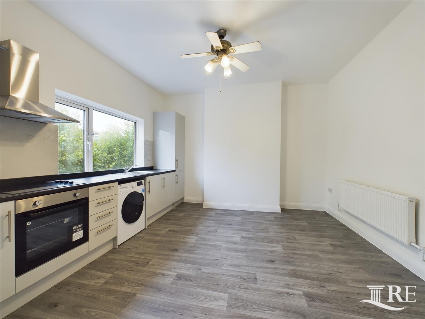 Flat Connaught Road in Greater London