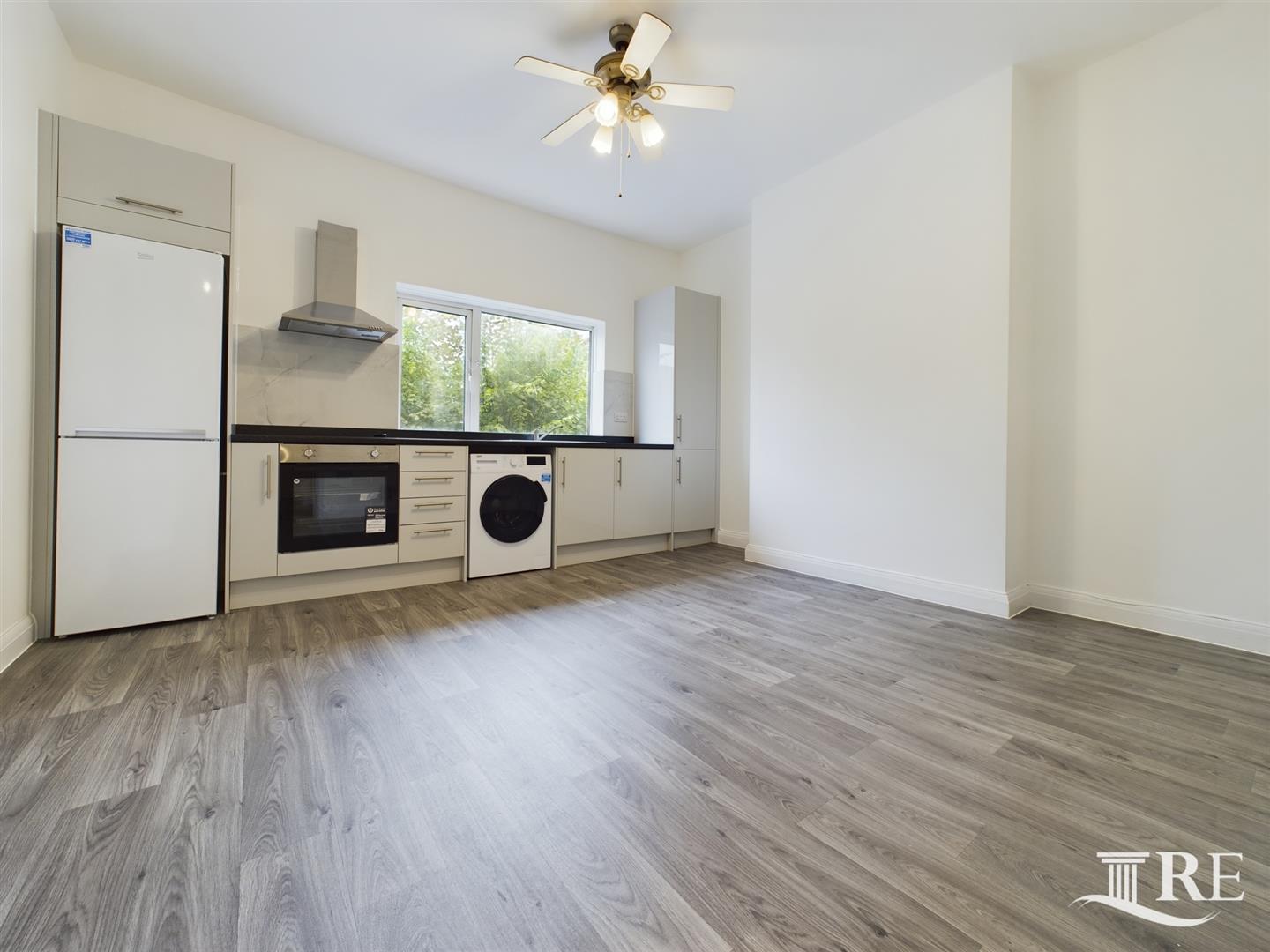 Flat Connaught Road in Greater London