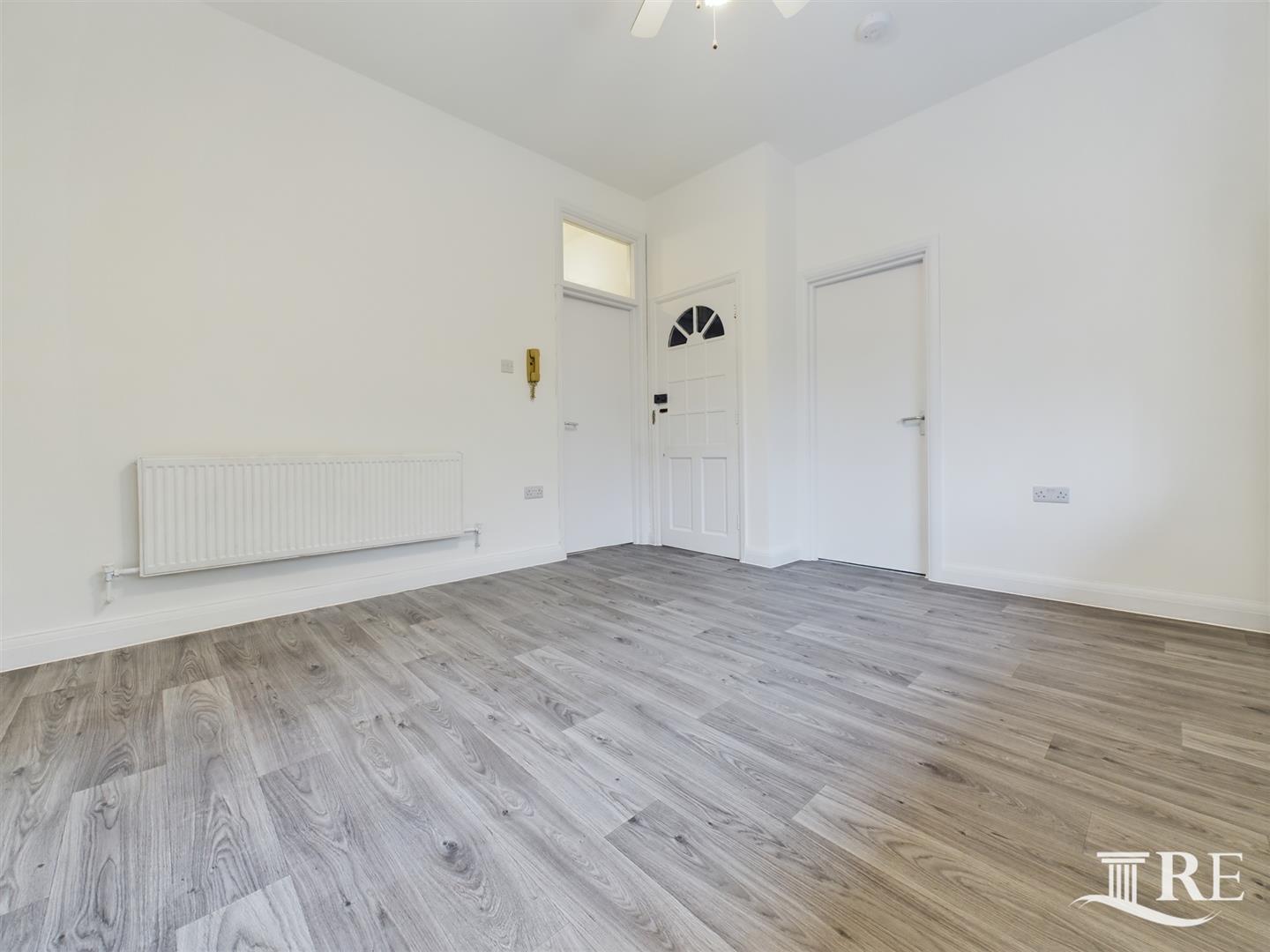 Flat Connaught Road in Greater London