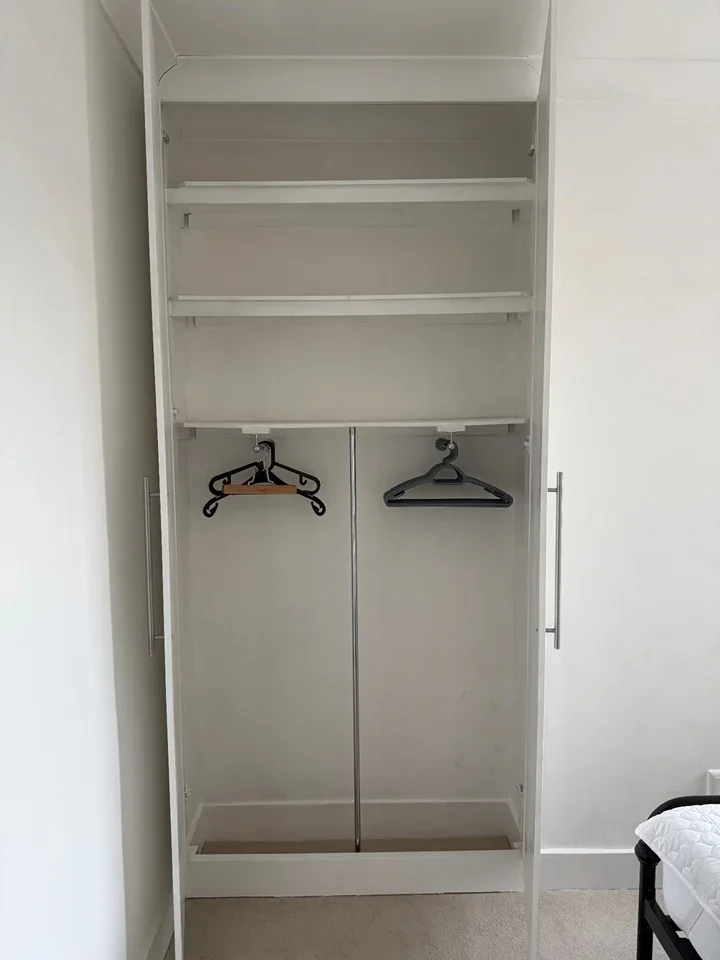Room Kinnear Road in Greater London