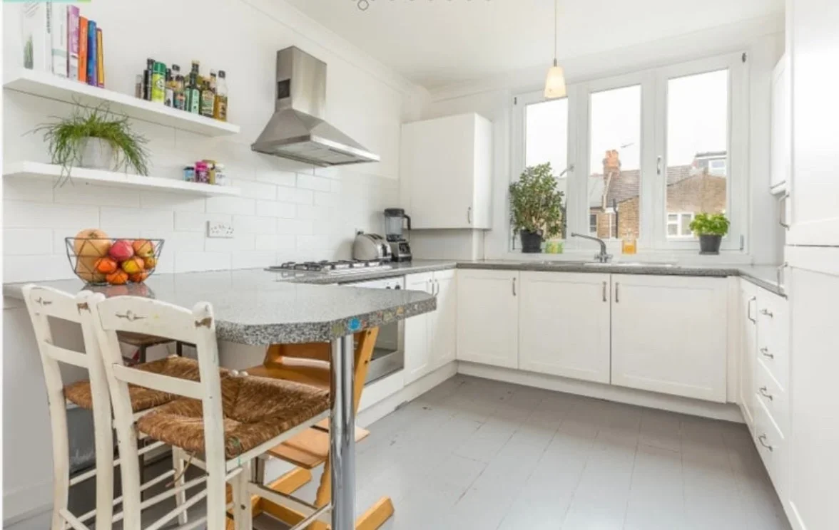 Room Kinnear Road in Greater London