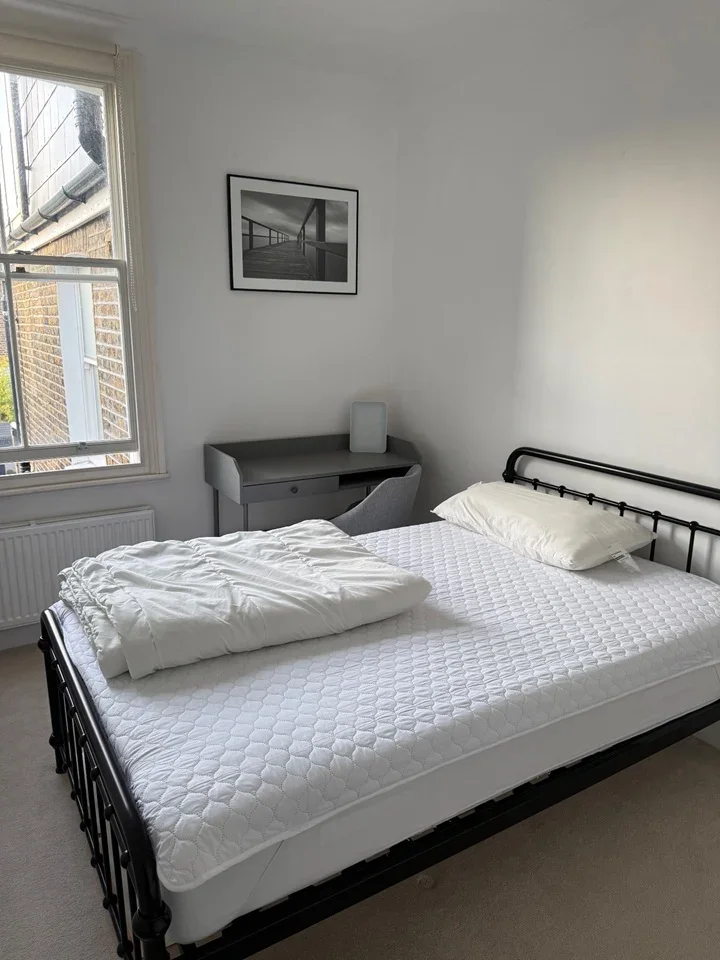 Room Kinnear Road in Greater London