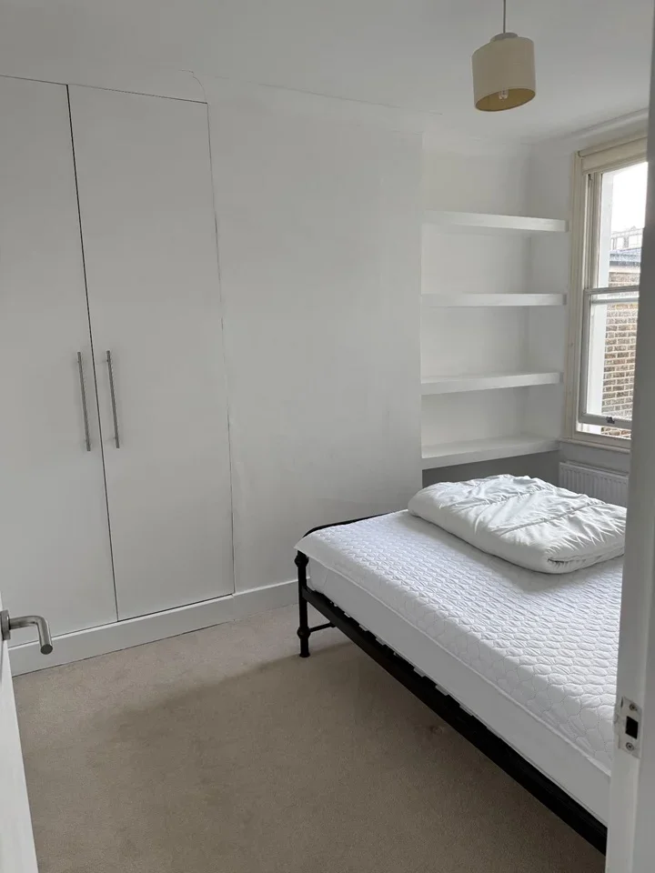 Room Kinnear Road in Greater London