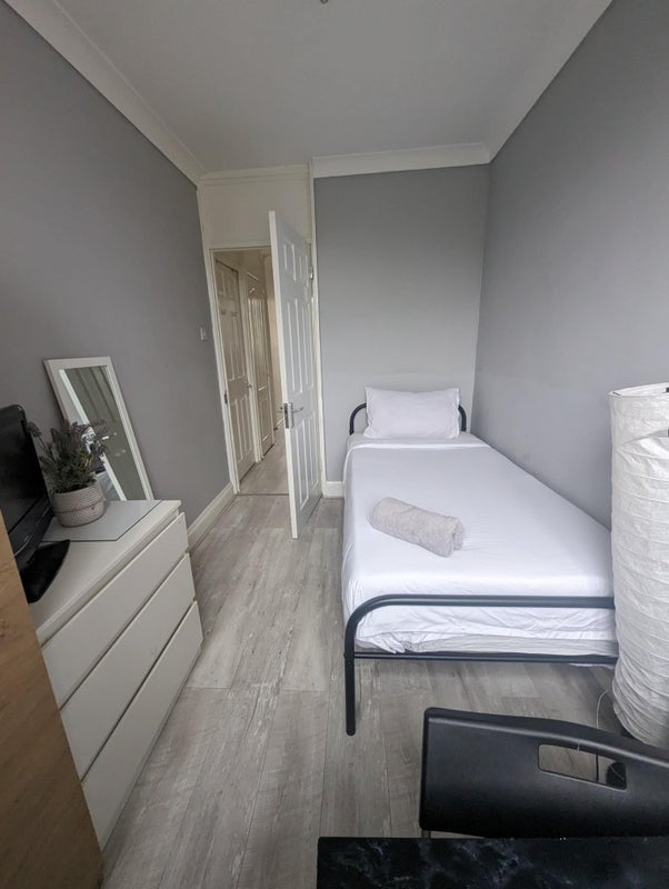 Room Hassett Road in Greater London