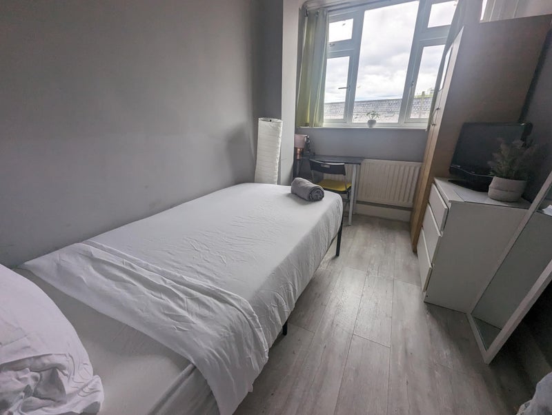 Room Hassett Road in Greater London