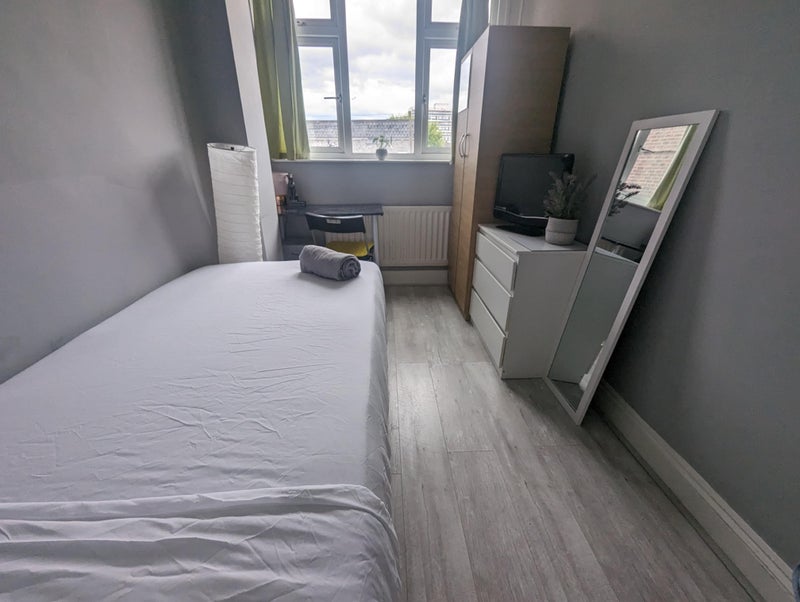Room Hassett Road in Greater London