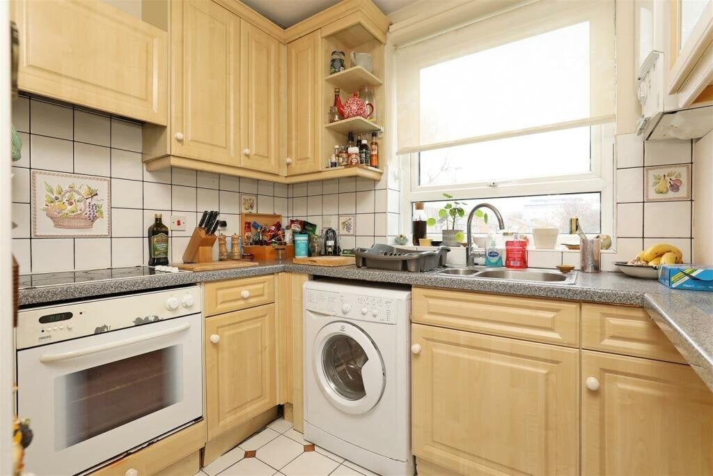 Flat Cherrywood Drive in Greater London