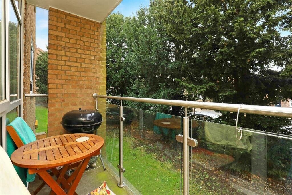 Flat Cherrywood Drive in Greater London