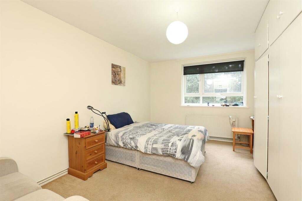 Flat Cherrywood Drive in Greater London
