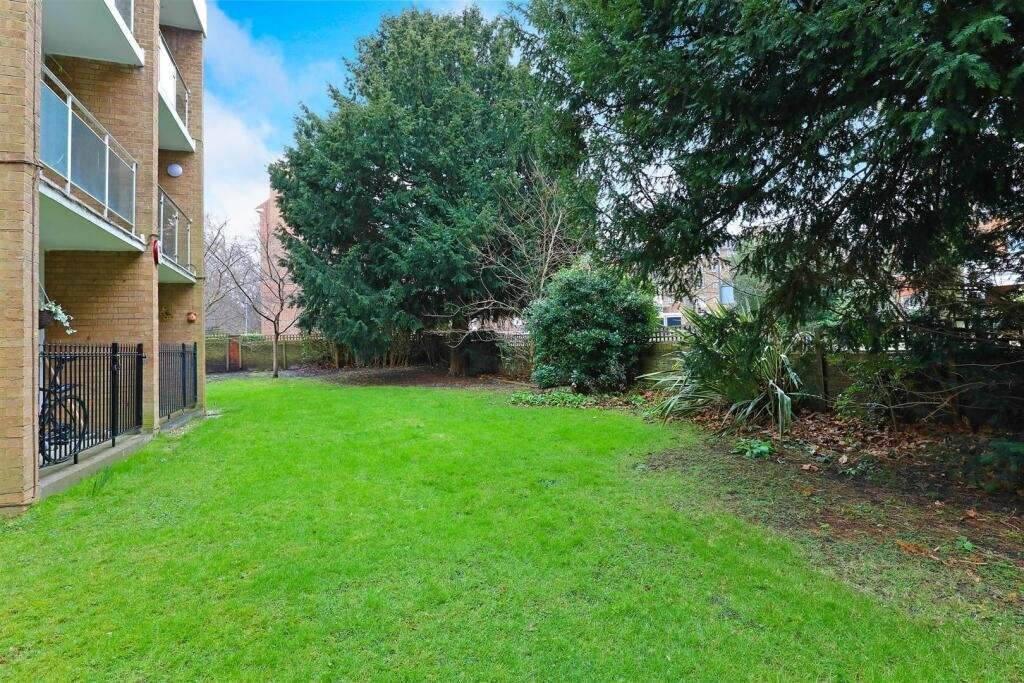 Flat Cherrywood Drive in Greater London