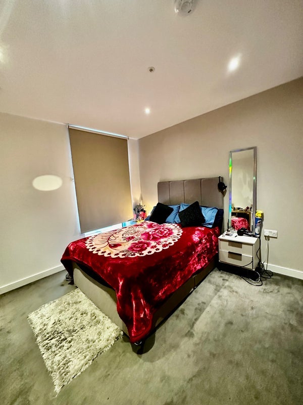 Room Cheering Lane in Greater London