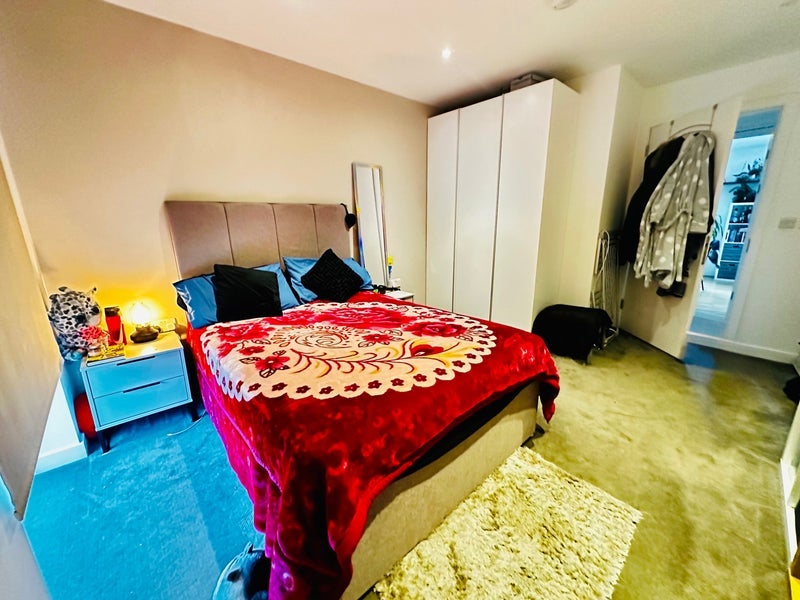 Room Cheering Lane in Greater London