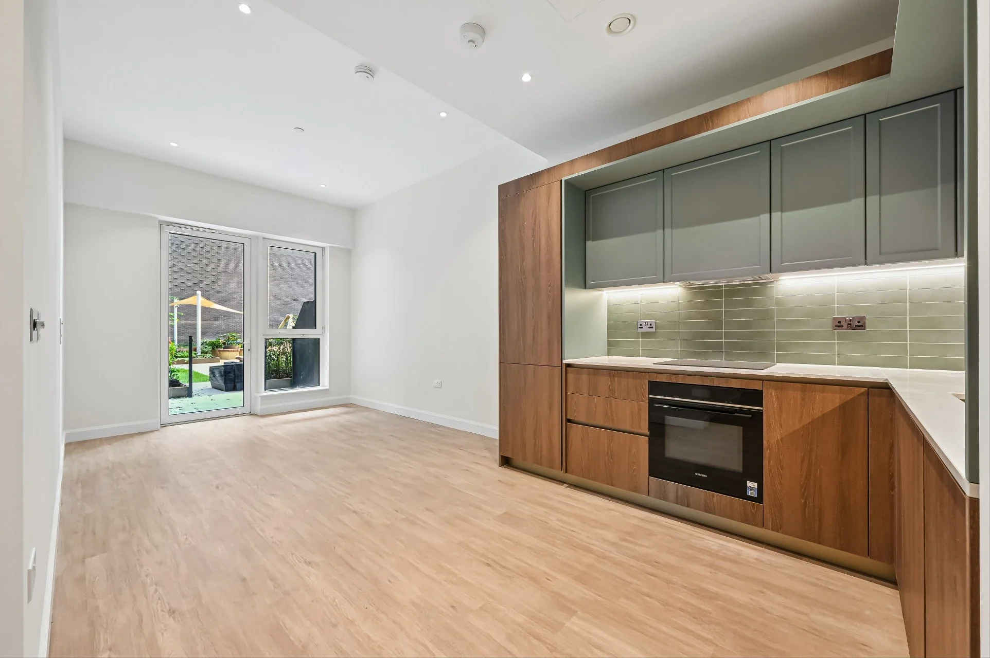 Flat Kennington Lane in Greater London