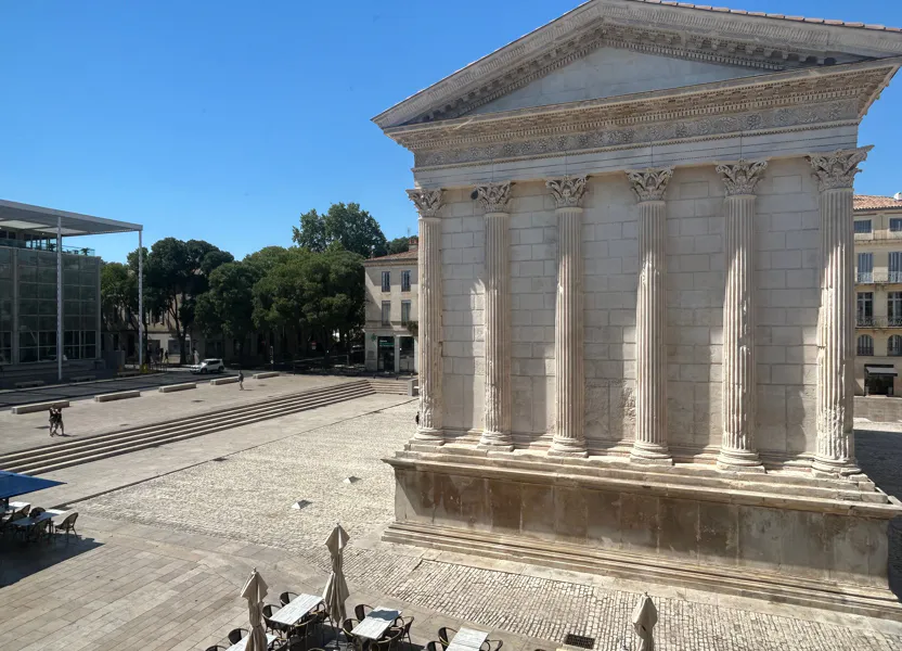 Flat Place de la Maison Carrée in Nîmes