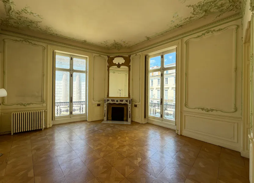 Appartement Place de la Maison Carrée à Nîmes