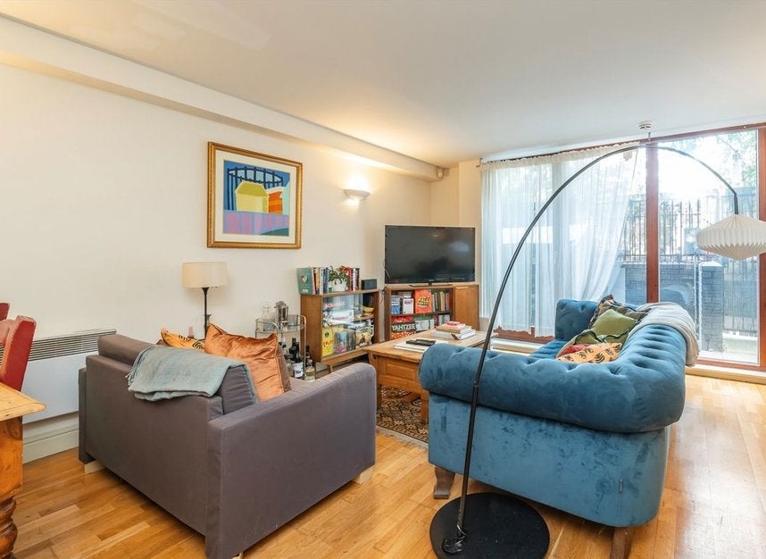 Flat Adler Street in Greater London