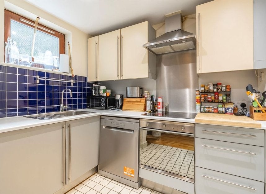 Flat Adler Street in Greater London