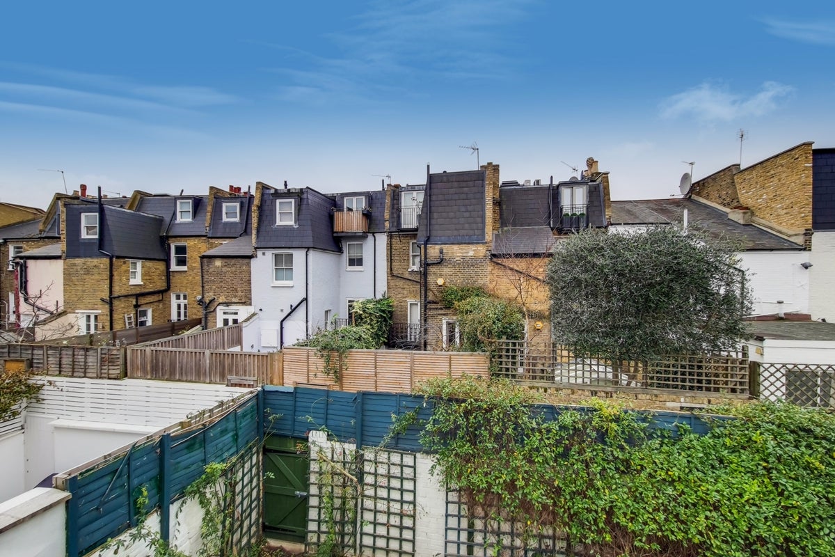 Flat Gironde Road in Greater London