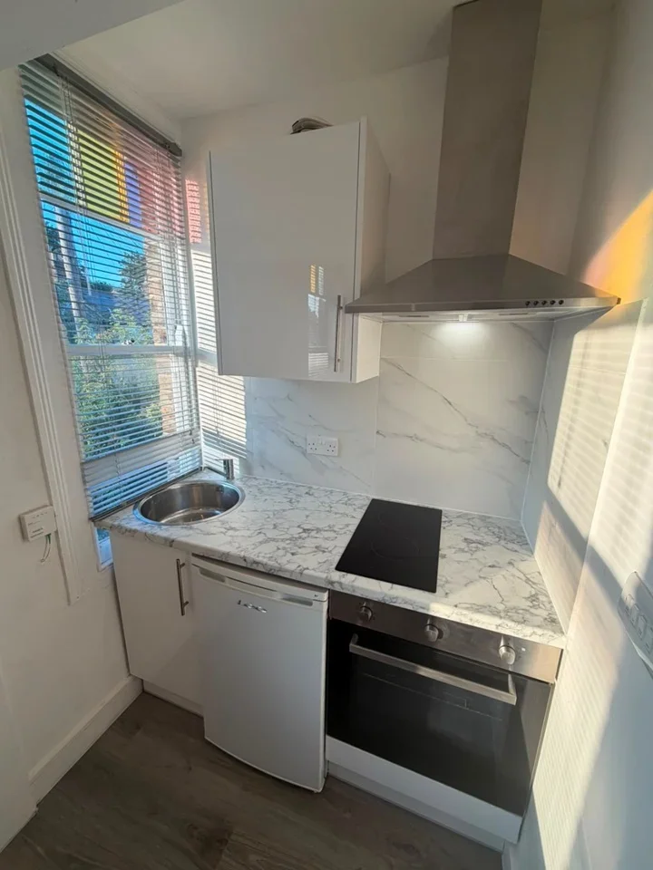 Flat Selwyn Avenue in Greater London