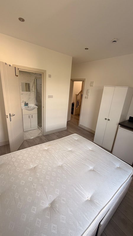 Room Colson Road in Greater London