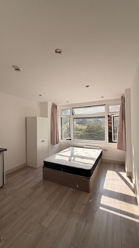 Room Colson Road in Greater London