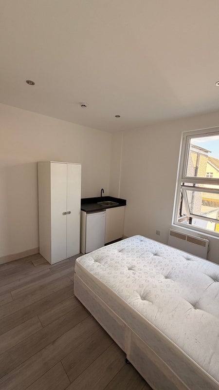 Room Colson Road in Greater London