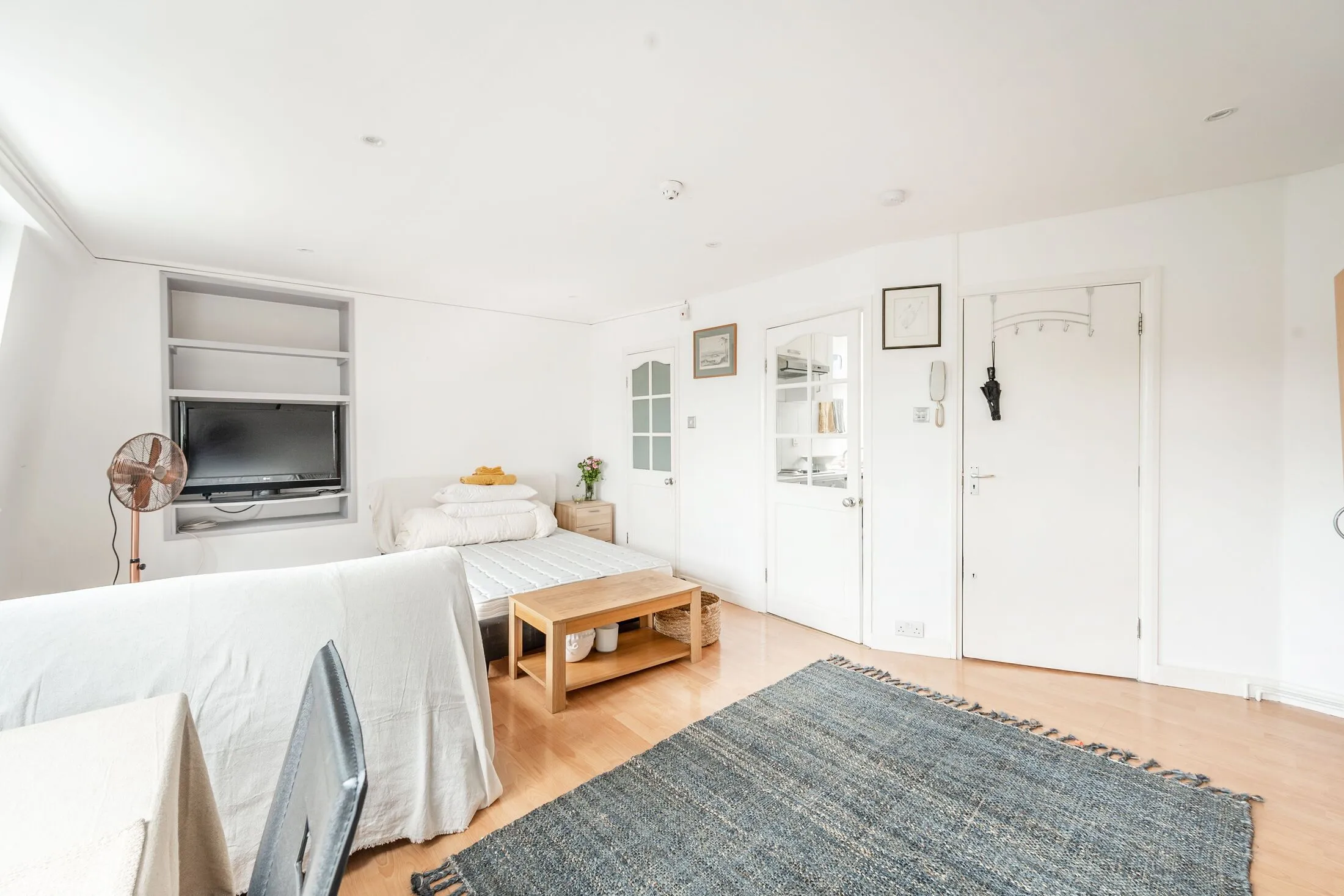 Flat Kensington Court in Greater London