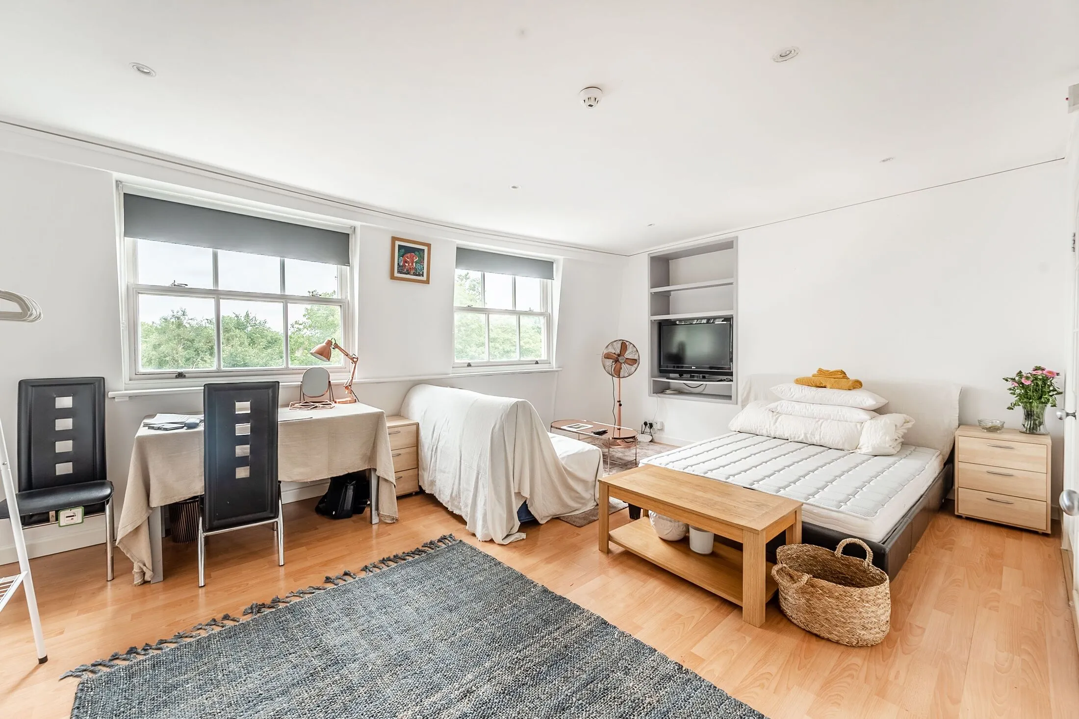 Flat Kensington Court in Greater London